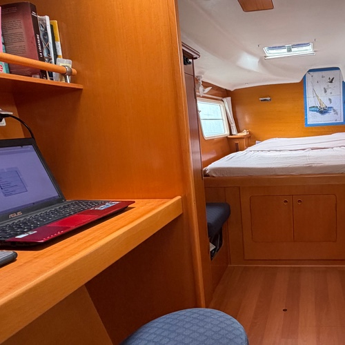 Cabine et bureau du catamaran